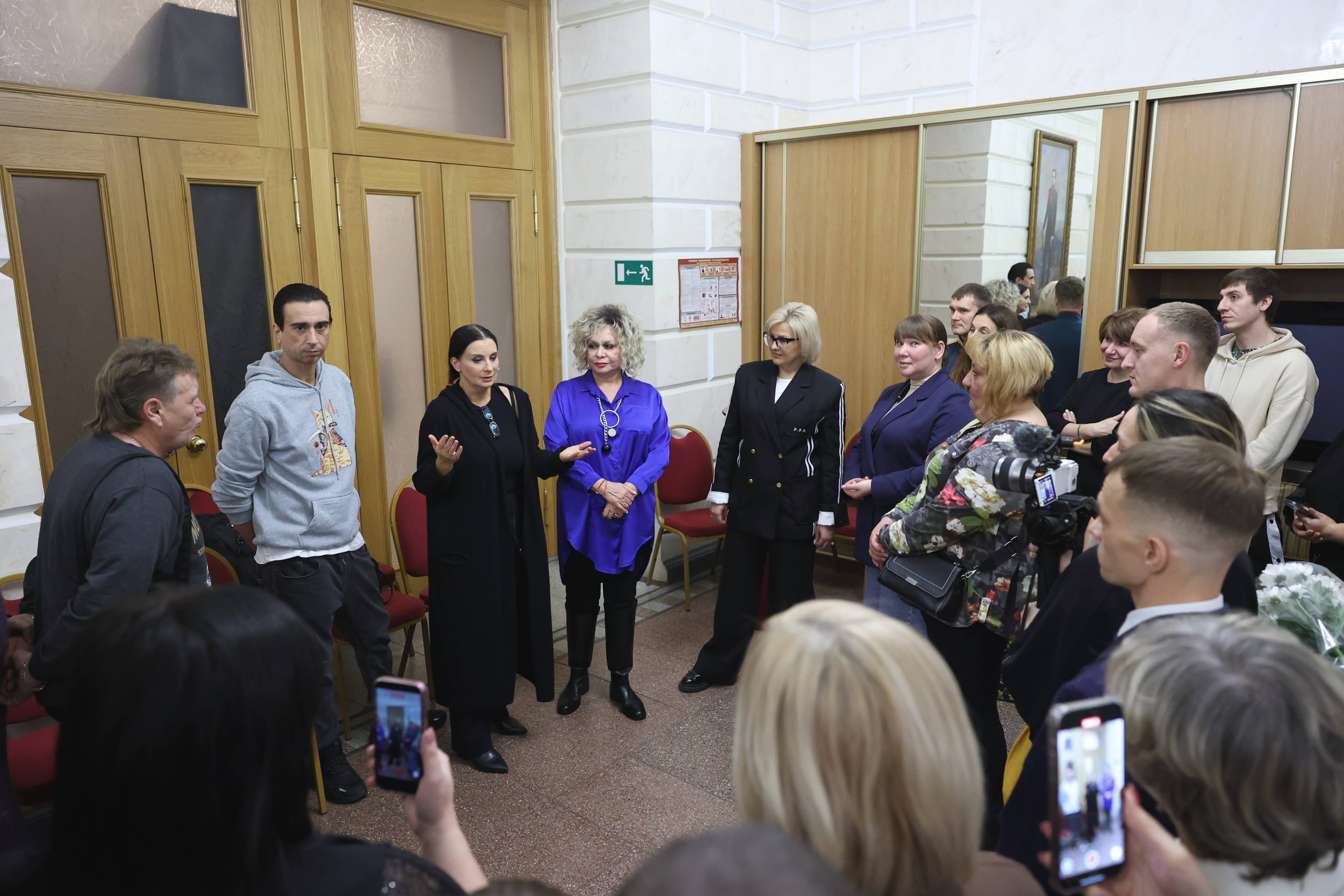 «Клуб своих» поздравил артистов Театра Армии с юбилейным спектаклем «Леди на день»