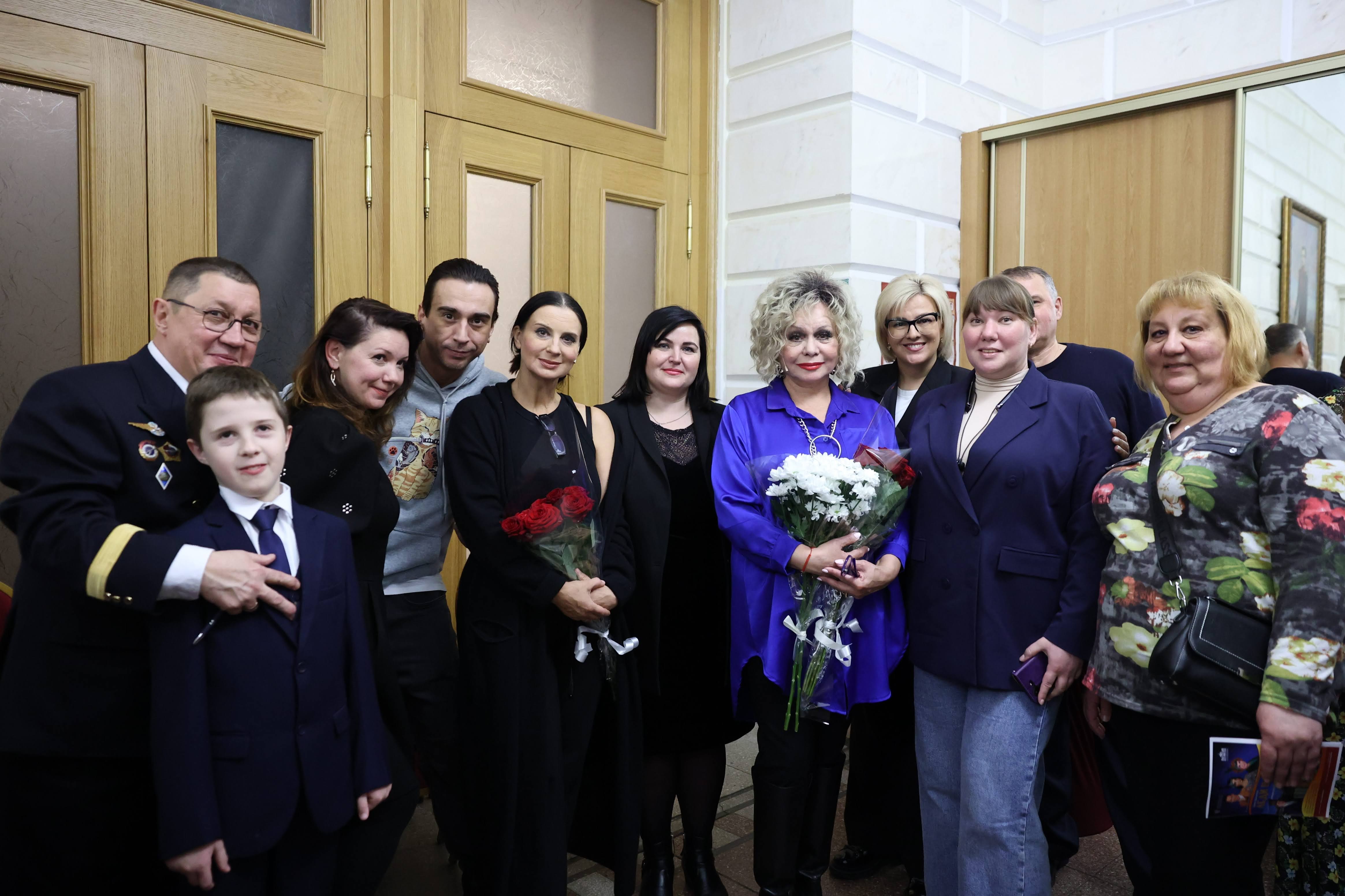 «Клуб своих» поздравил артистов Театра Армии с юбилейным спектаклем «Леди на день»