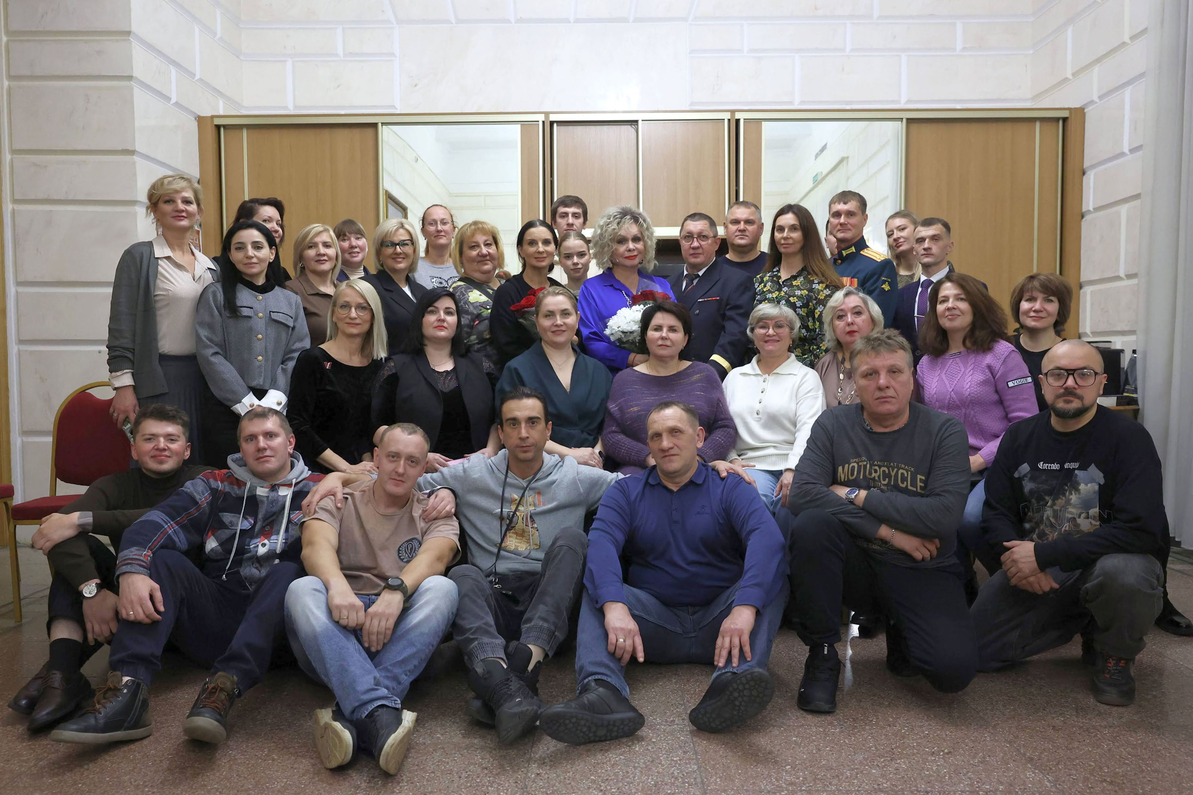 «Клуб своих» поздравил артистов Театра Армии с юбилейным спектаклем «Леди на день»