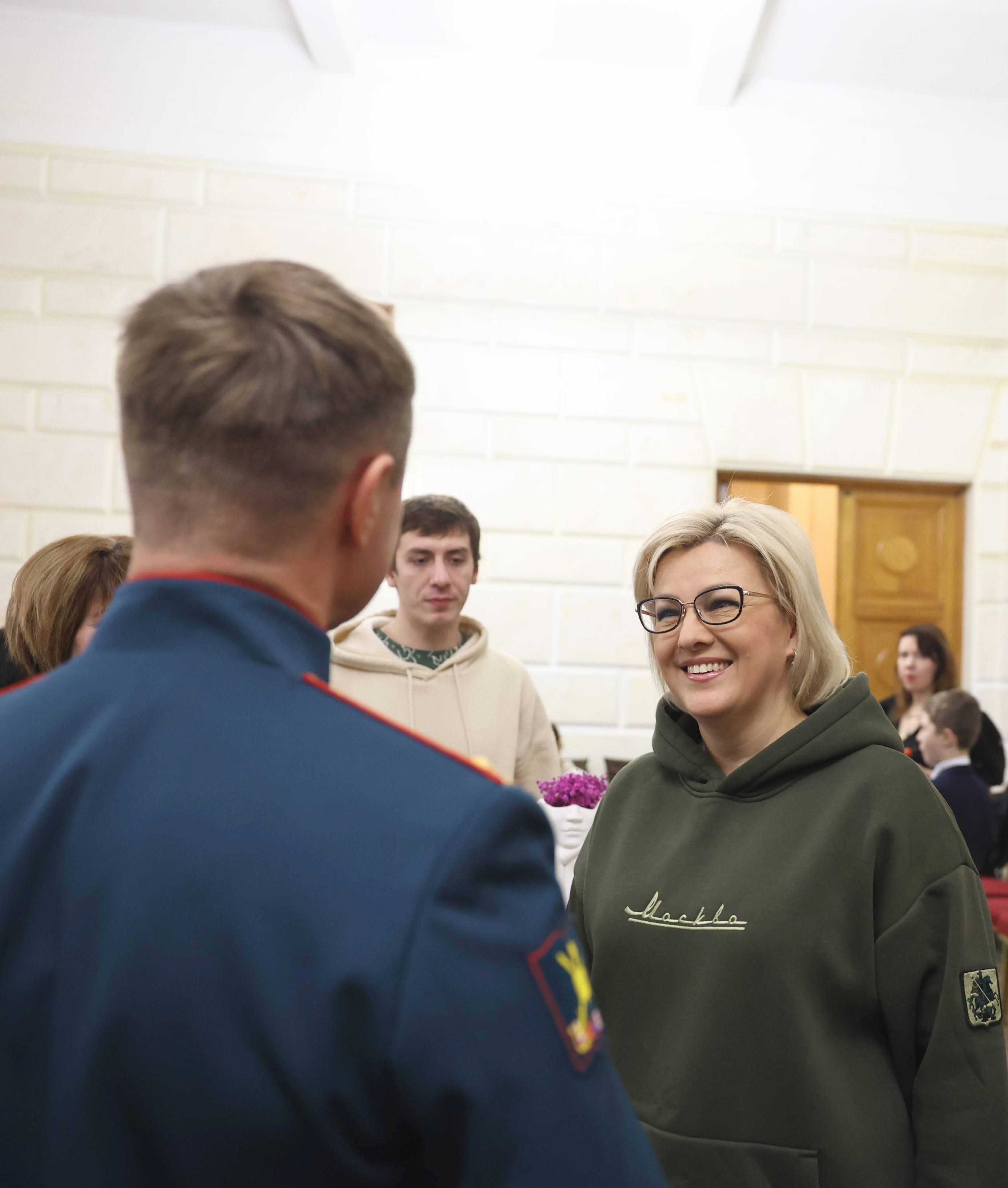 «Клуб своих» поздравил артистов Театра Армии с юбилейным спектаклем «Леди на день»