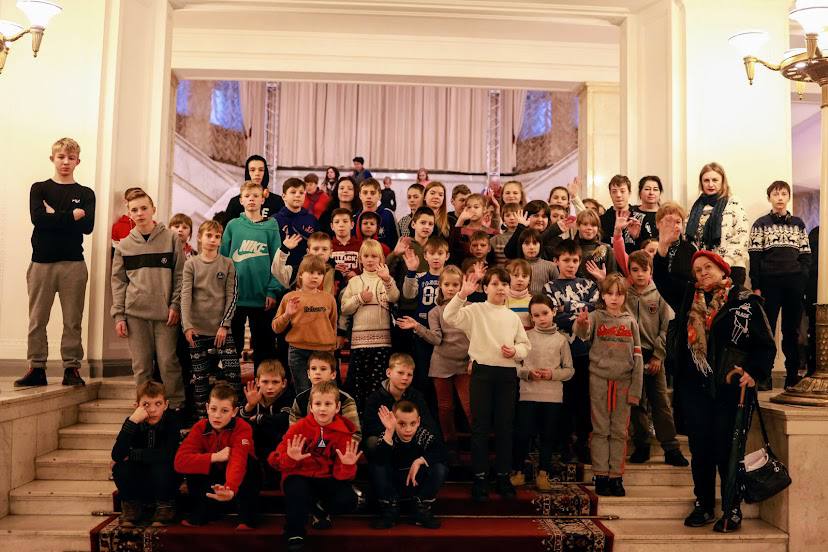 Сегодня спектакль «Нильс и дикие гуси» посмотрели 65 воспитанников детских домов и интернатов ЛНР